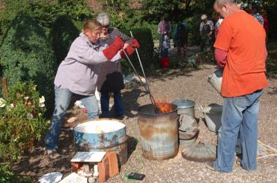 Pot going in the sawdust image